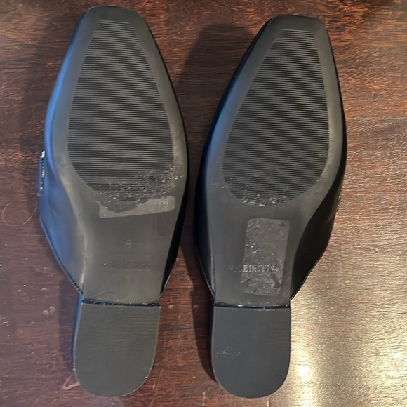 Madden Girl Women's Squireee Mule Slip-On Flats, Chunky Gold Chain, Black size 6 - Picture 8 of 12